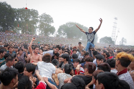 Những người tham gia giẫm đạp lên nhau để tranh được quả phết trong lễ hội Phết Hiền Quan (Phú Thọ) năm 2015.